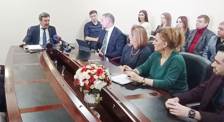 Министр просвещения и науки КБР Анзор Езаов и министр цифрового развития КБР Ислам Ашхотов встретились с учителями информатики